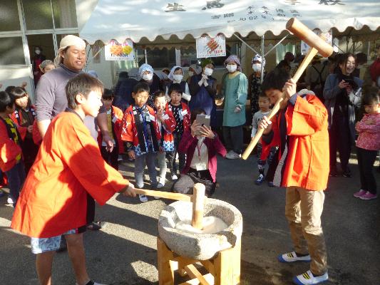 生馬小学校での餅つきの様子