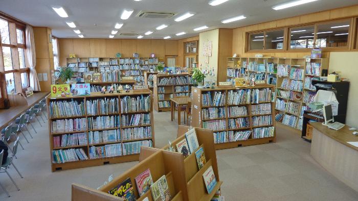 朝来小学校の図書館の様子