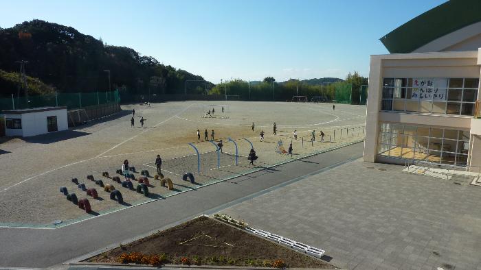 朝来小学校の運動場の写真