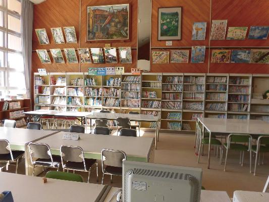 岡小学校の図書館の写真